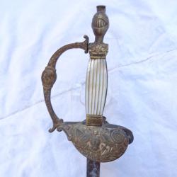 557)  tr&eacute;s rare &eacute;p&eacute;e d'officier cuirassier 1er empire ou restauration , fus&eacute;e nacre (a nettoyer