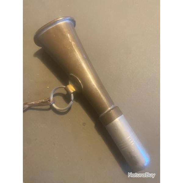 une ancienne trompe de chasse en laiton et m�tal