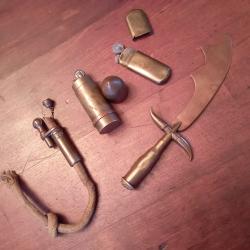 Lot d'artisanat de tranch&eacute;e avec divers briquets de poilus
