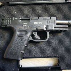 Pistolet ISSC M22 OMNI BLACK CAL. 22LR + Accessoire