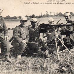 CPA -  Soldats d&acute;Infanterie actionnant une Mitrailleuse en terrain d&eacute;couvert -N&deg;7295