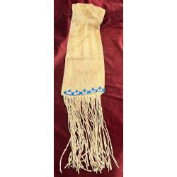 Sac &agrave; pipe indien des plaines en peau de cerf orn&eacute; de pony beads old style 1830/50