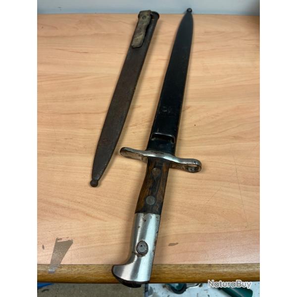 Tr�s belle ba�onnette  avec le fourreau.