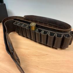 Tr&egrave;s belle cartouchi&egrave;re en cuir vintage pour du calibre 16