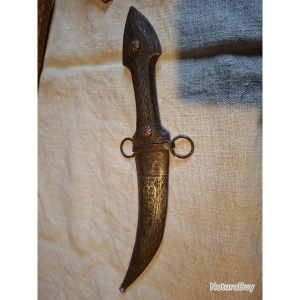 Poignard marocain ancien fer et damasquinage argent