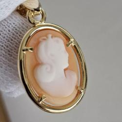 Pendentif Cam&eacute;e serti en or 18 carats