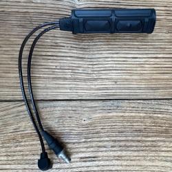 Switch Surfire Commande d&eacute;port&eacute;e double - montage rail Picatinny - lampe & laser