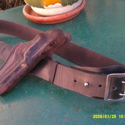 Holster  pour r&eacute;volver tout en cuir noir &eacute;pais  le ceinturon a 4 tampons avec marquage