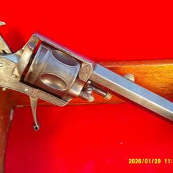 Rare Tr&egrave;s beau r&eacute;volver calibre 320 a canon Long en tr&egrave;s  bon &eacute;tat&nbsp; avec son coffret