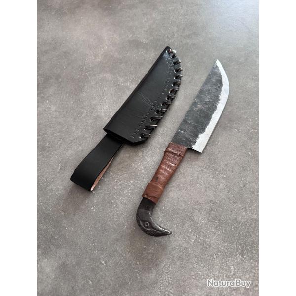 Couteau avec la t�te d'aigle