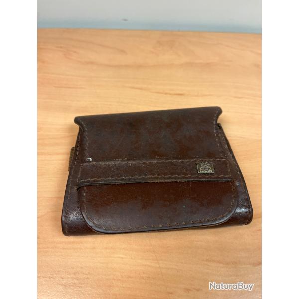 Etuis en cuir vintage pour munition diff�rent calibres.
