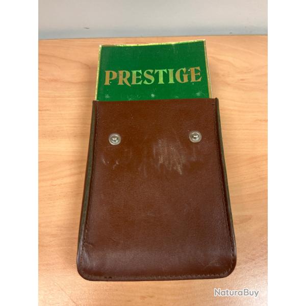 Etuis en cuir vintage pour munition diff�rent calibres. N3