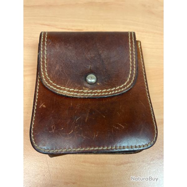 Etuis en cuir vintage pour munition diff�rent calibres. N4