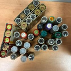 Lot de 40 cartouches calibre 16 de taille diff&eacute;rentes.