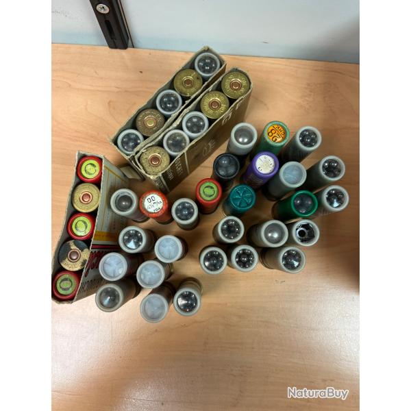 Lot de 40 cartouches calibre 16 de taille diff�rentes.