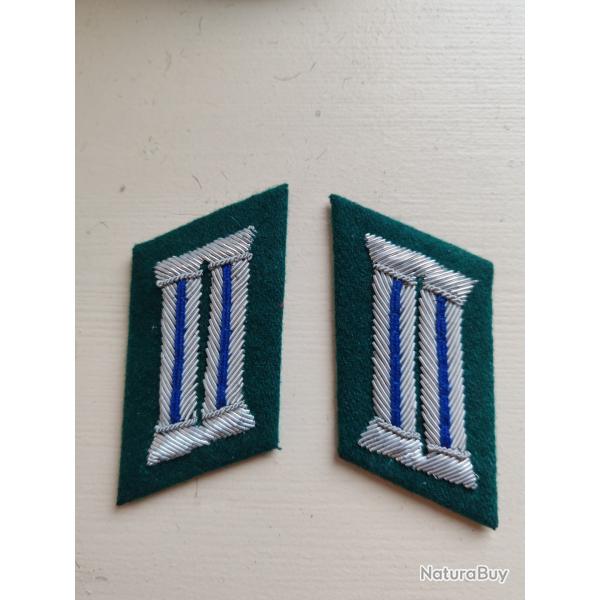 PAIRE DE PATTES DE COL DES SERVICES DE SANT� D OFFICIER .MODELE 1936,VERT