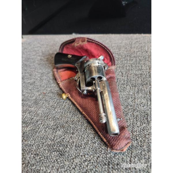 Petit r�volver Li�gois nickel� 7mm � broche 6 coups en SA et DA monomatricule et son �tui,vers 1870