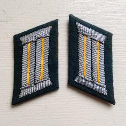 PAIRE DE PATTES DE COL DE LA CAVALERIE  D OFFICIER .MODELE 1943 FOND VERT FONC&Eacute;