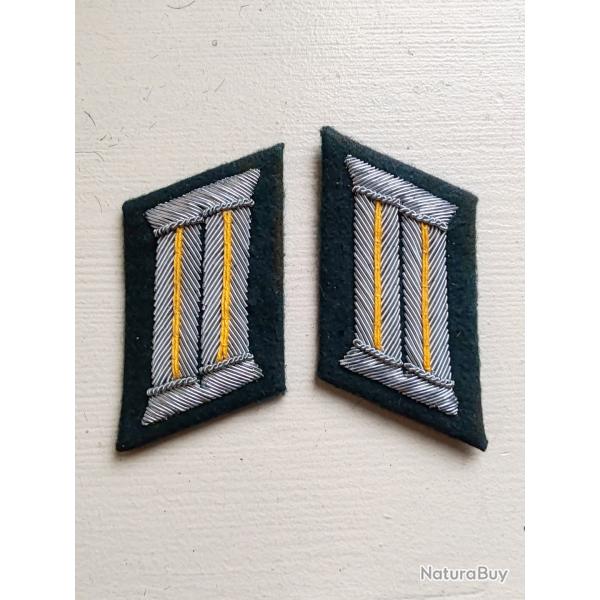 PAIRE DE PATTES DE COL DE LA CAVALERIE  D OFFICIER .MODELE 1943 FOND VERT FONC�