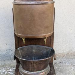 FONTAINE ET SON BASSIN EN CUIVRE DU 18 E SIECLE SUR SON SUPPORT EN BOIS