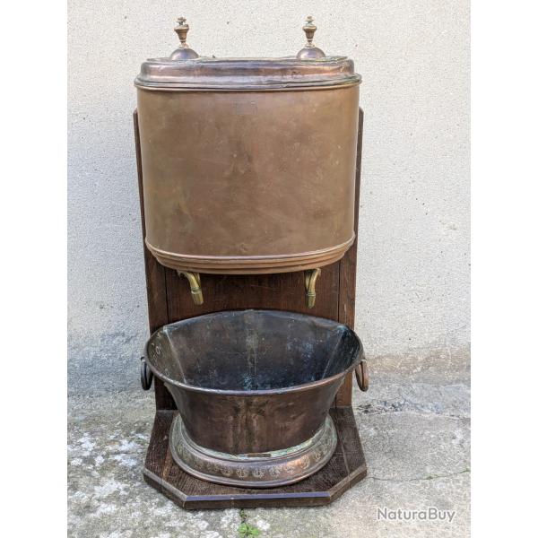 FONTAINE ET SON BASSIN EN CUIVRE DU 18 E SIECLE SUR SON SUPPORT EN BOIS