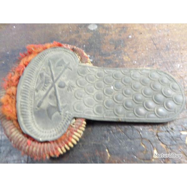 une �paulette pompier soldat du feu vers 1895 1930 abim�e laiton