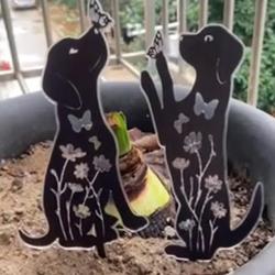 DECORATION JARDIN 2 CHIENS ACRYLIQUE NOIR JOUANT AVEC UN PAPILLON FACILE A INSTALLER SANS ENTRETIEN