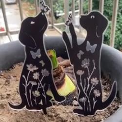 DECORATION JARDIN UN CHIEN ACRYLIQUE NOIR JOUANT AVEC UN PAPILLON FACILE A INSTALLER SANS ENTRETIEN