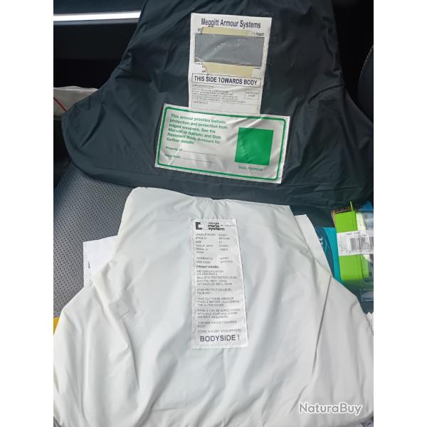 Ench�re lot de 2 plaques balistiques 3a contre les armes de poings et les lames 44X28 cm et 34x30 cm