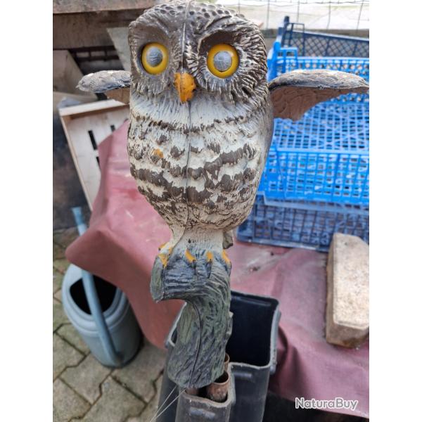 CHOUETTE AILES BATTANTES SUR MAT EN TUBE