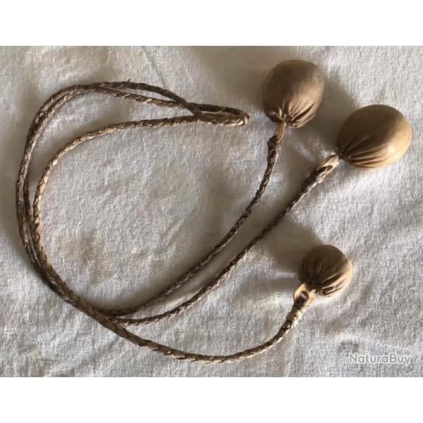 Rebenque (cravache typique) et bolas de ga�cho Argentine