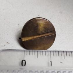 Vis laiton &agrave; identifier.