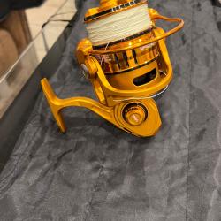 Moulinet tr&egrave;s haut de gamme neuf avec housse de protection et bobine de tresse neuf capacit&eacute; 5000