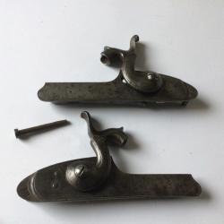 VENDU PAR LE-CUIRASSIER PAIRE DE PLATINES DE FUSIL &Agrave; CHIENS (CHEMINEES ) COMPL&Eacute;TES )