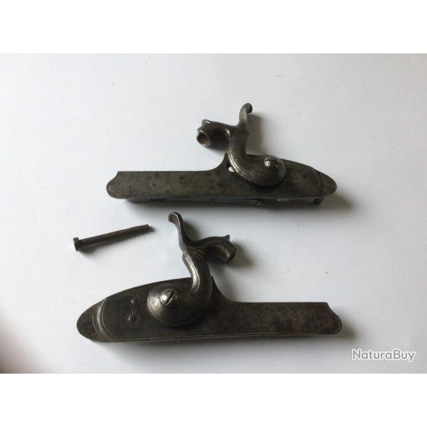 VENDU PAR LE-CUIRASSIER PAIRE DE PLATINES DE FUSIL � CHIENS (CHEMINEES ) COMPL�TES )