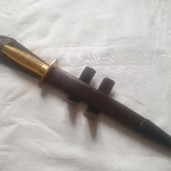 Dague GB poign&eacute;e laiton en reproduction (1)