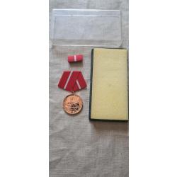 M&eacute;daille DDR dans sa bo&icirc;te  (1-1)