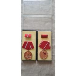 2 M&eacute;dailles DDR dans sa bo&icirc;te   (12)