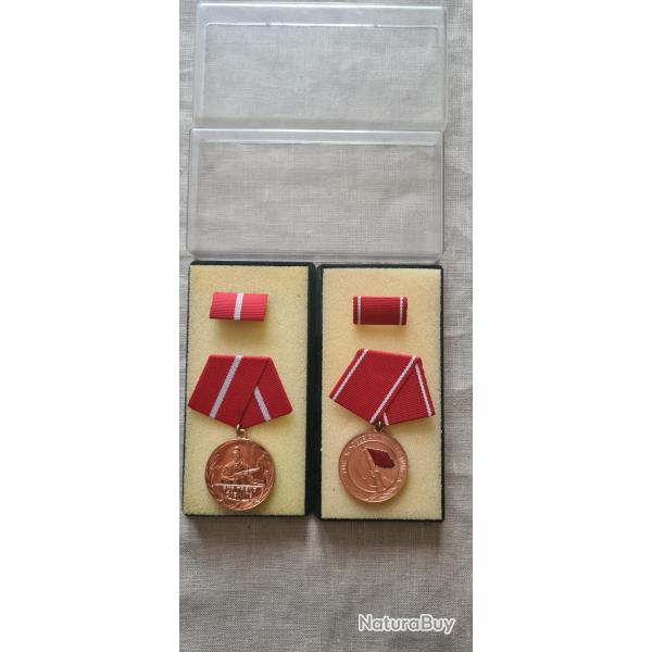 2 M�dailles DDR dans sa bo�te   (12)