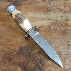 Dague de chasse ou de v&eacute;nerie fran&ccedil;aise, poign&eacute;e corne, lame en acier SABATIER jeune d&eacute;pos&eacute;