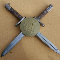 Paire de ba&iuml;onnettes espagnoles M1893 mauser avec pr&eacute;sentation murale