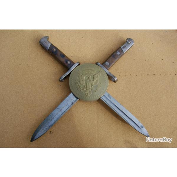 Paire de ba�onnettes espagnoles M1893 mauser avec pr�sentation murale