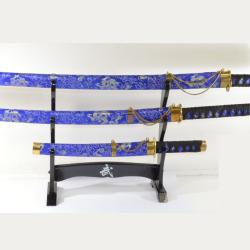 Ensemble d&eacute;coratif katanas et tanto avec pr&eacute;sentoir. Soie bleue. Ann&eacute;es 1990 - 2000