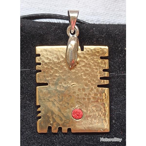 Bijou Laiton martel� carr�.