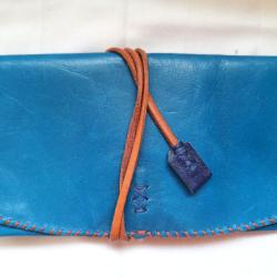 Blague &agrave; tabac artisanale en peau.