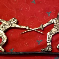 Tr&egrave;s beau bronze d'escrimeurs combattant - duel moderne d'escrime