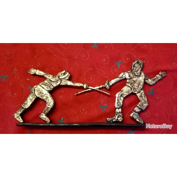 Tr�s beau bronze d'escrimeurs combattant - duel moderne d'escrime