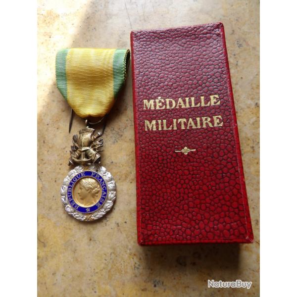 M�daille Militaire IV� V� R�publique �toile TBE Valeur Discipline mod�le � anneau + boite marqu�e