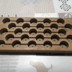 PLANCHE BOIS DE RECHARGEMENT DE 25 CARTOUCHES A BROCHE DE CALIBRE 16