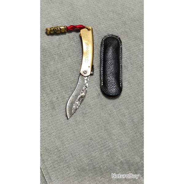 Type higonokami san ma� r�el, damas 3 couches, paracorde et perle laiton bullet cross&skull